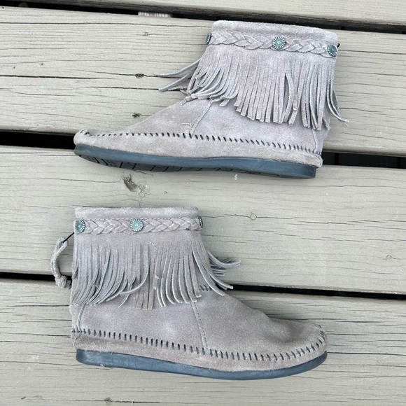 Minnetonka Fringe Bootie with zipper back | Size 7 - Picture 9 of 11